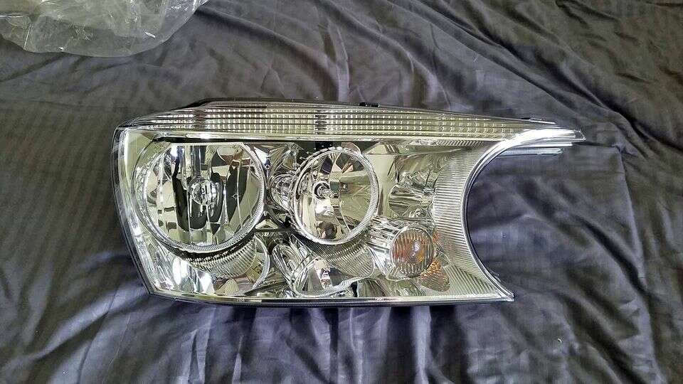 Buick Rainier passenger headlight 04-07