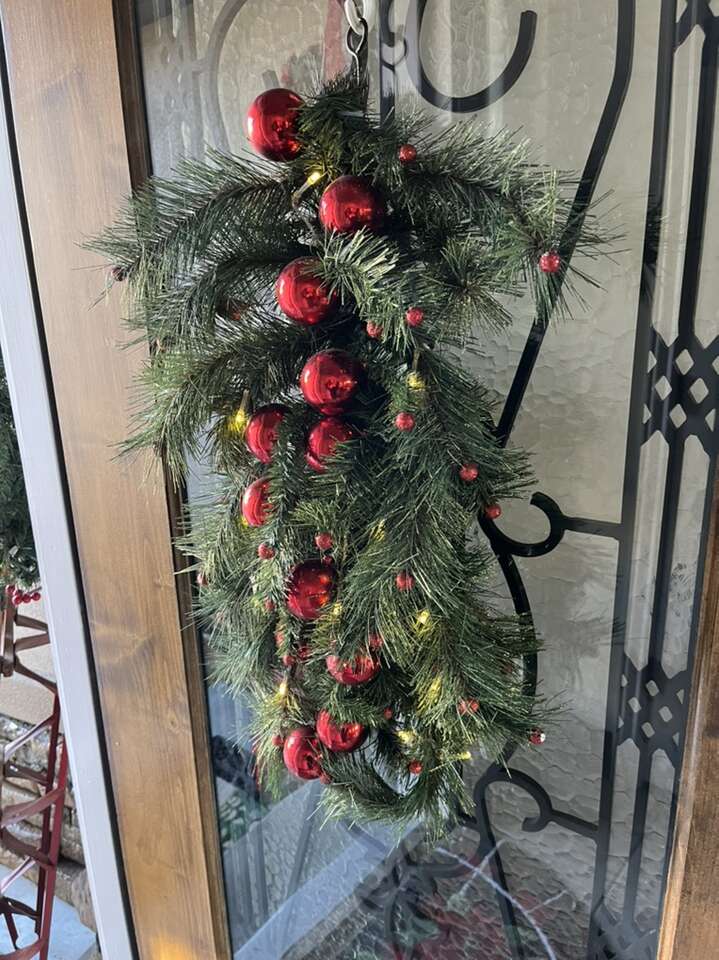 Battery operated door decoration with lights