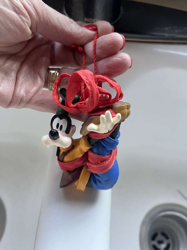 Disney tied up in a bow goofy ornament 4&rdquo;