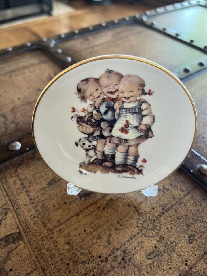 M.J. Hummel Lach mit Follow The Leader Plate