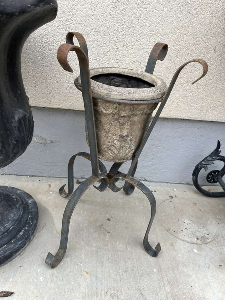 Italian Style Pot And Metal Stand