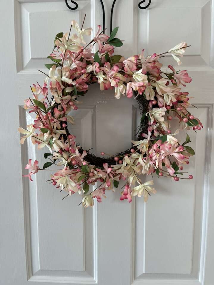 Wreath pink berries spread out 19” no brand