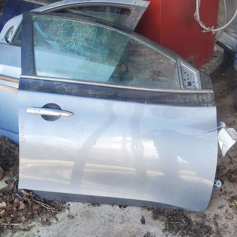 Nissan Sentara door