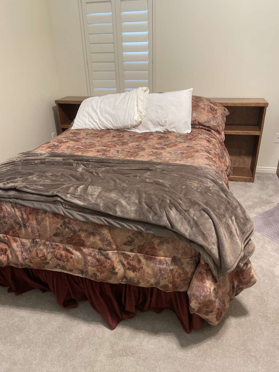 Queen bed with headboard Furniture