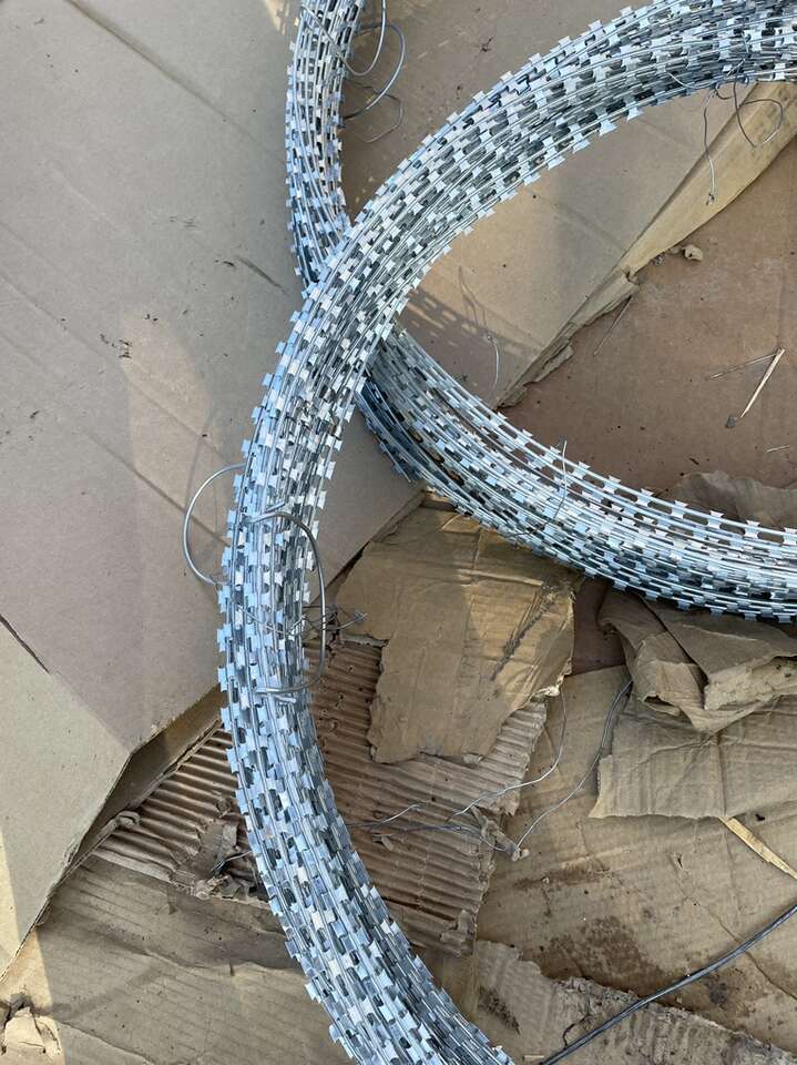 razer wire  over 250 ft roll fencing security coils about 50 ft x 36" high