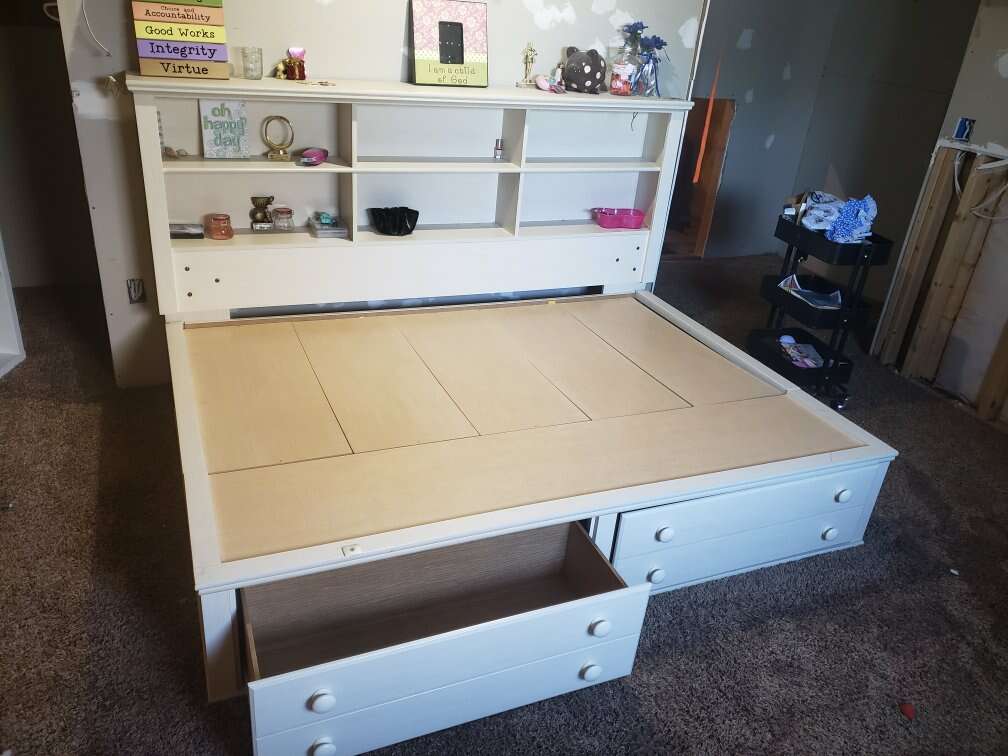 Bed& dresser Furniture