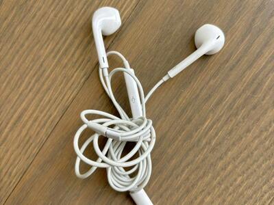 iPhone EarPods + Cases + Holsters + Popsockets