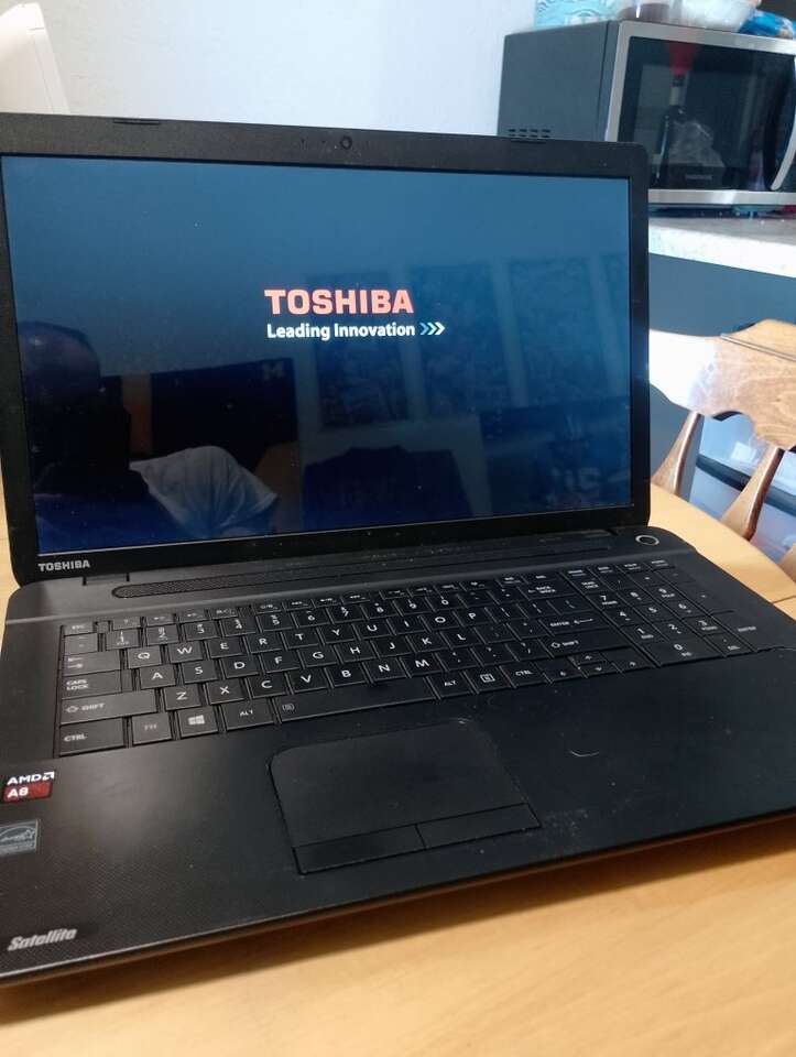 Toshiba Satellite C75D-B7215 Laptop