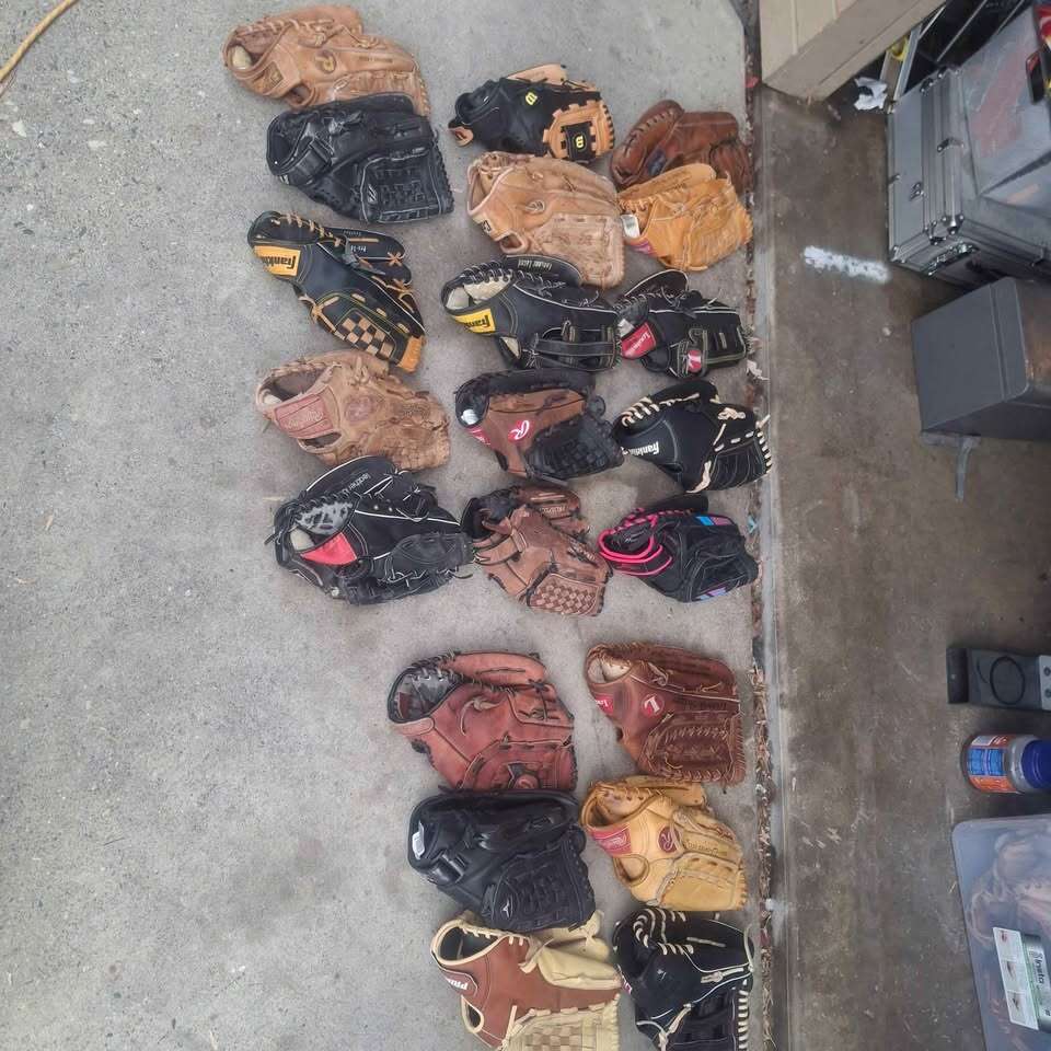 Baseball softball left hand thrower mitts gloves