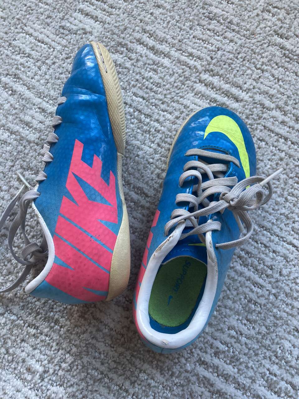 Nike child size 11 futsal soccer shoes