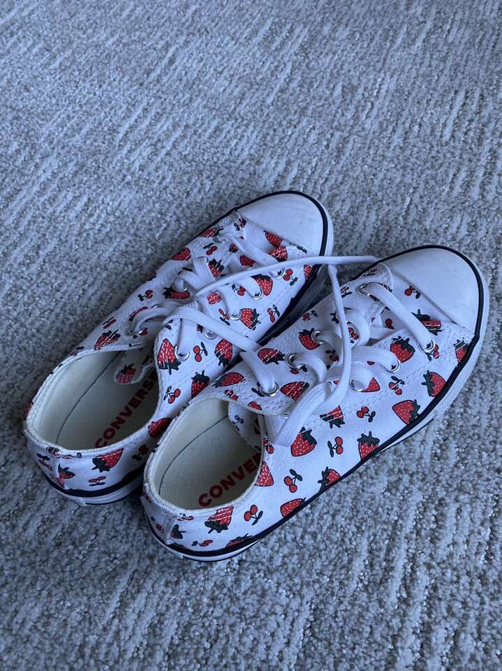 Converse Strawberry Girls Shoes Size 2