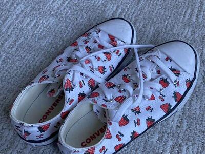 Converse Strawberry Girls Shoes Size 2