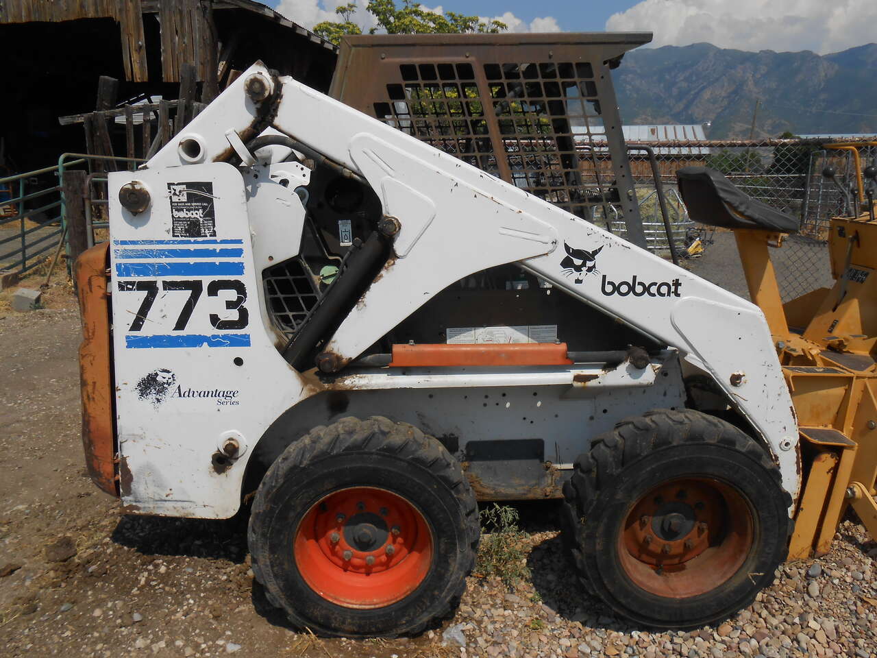 SKID STEER/SKIDSTEER BOBCAT 773 & JOHN DEERE 911 EXTENDER BACKHOE ATTACHMENT