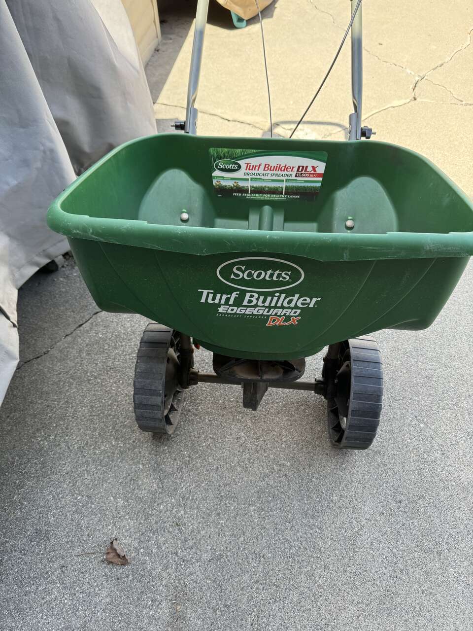 Scotts Turf Builder Edge guard DLX fertilizer or winter salt rotary spreader