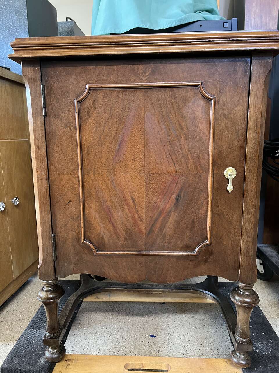 Antique White Sewing Machine in Beautiful Cabinet and in Working Condition