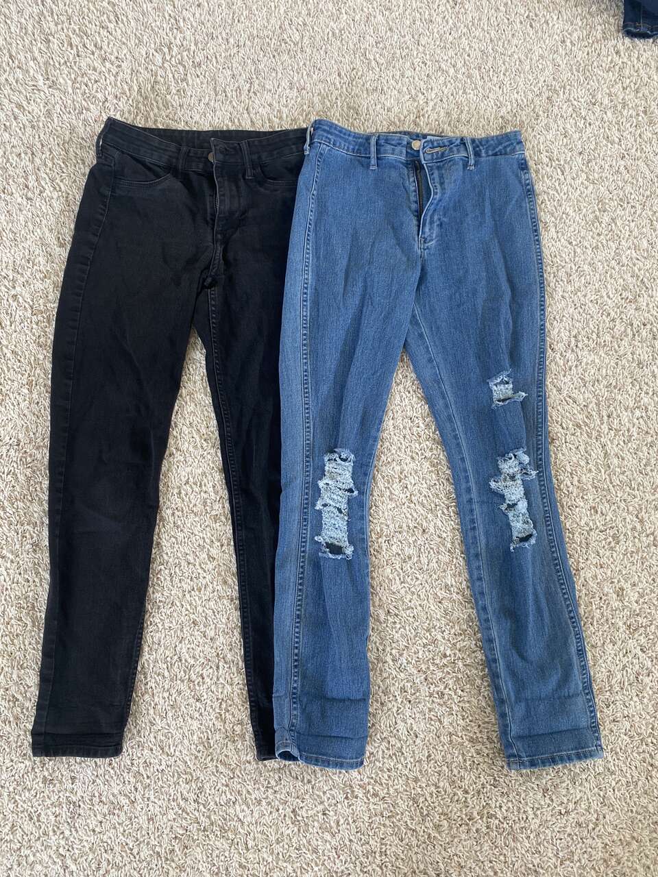 2 pairs of jeans size 25-26