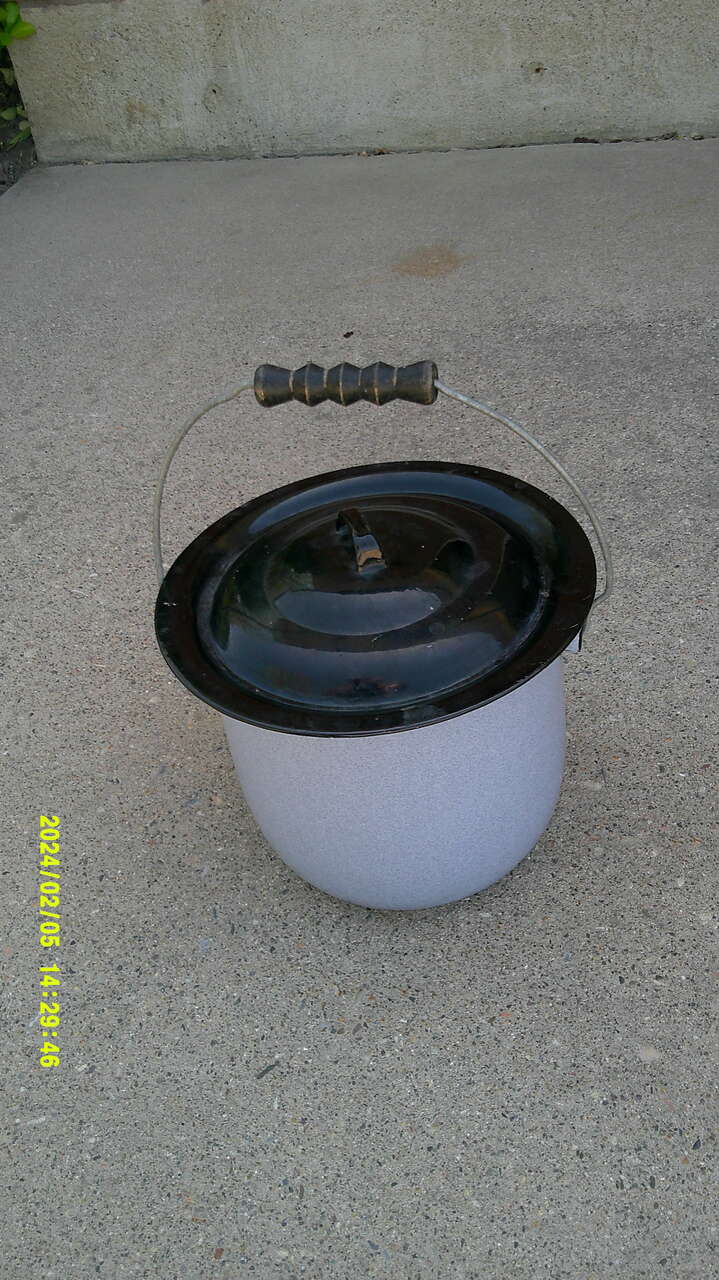 Vintage Farmhouse  Thunder Mug Chamber Pot Primitive Toilet Planter $10