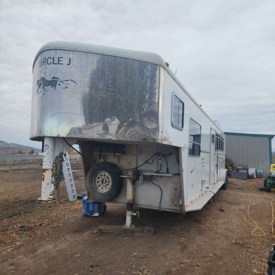 2006 Circle J Livingquarters Horse Trailer
