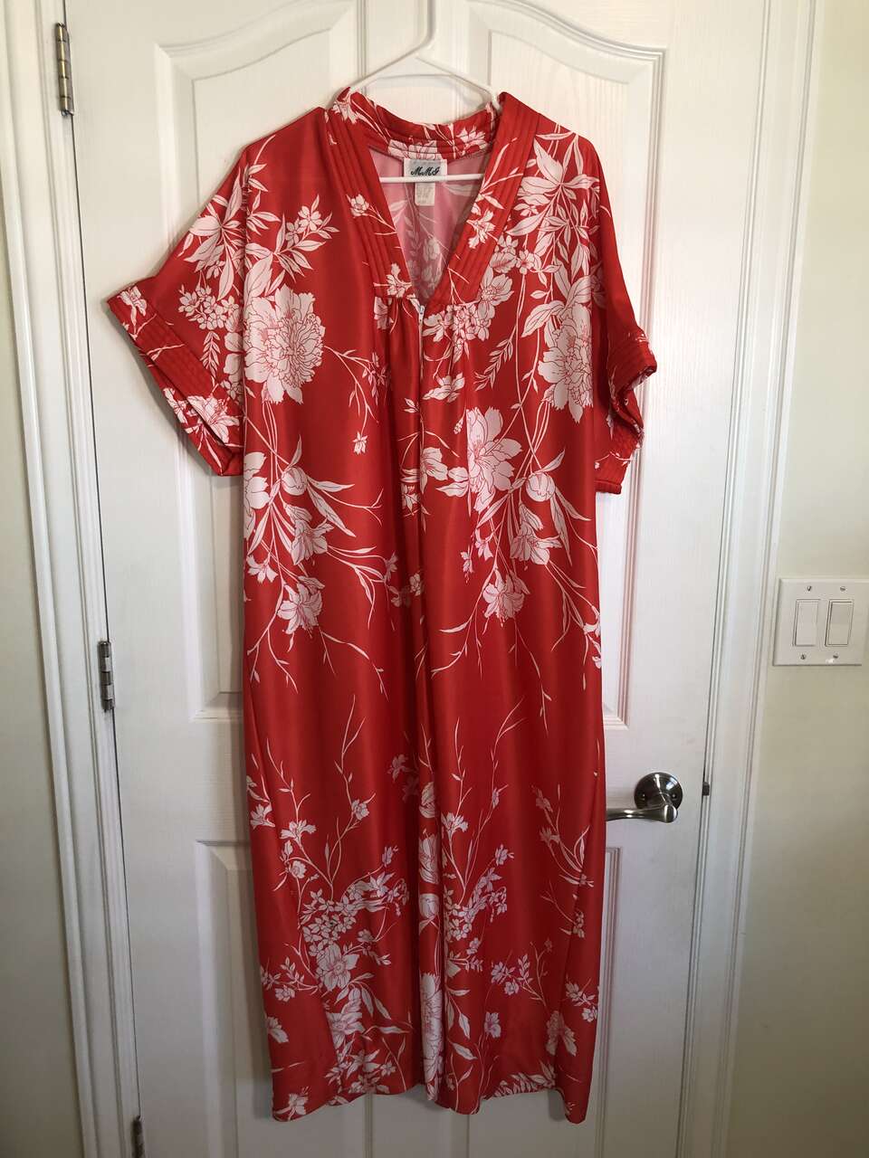Red w/White Floral Zipper-Style Kimono or Loungewear
