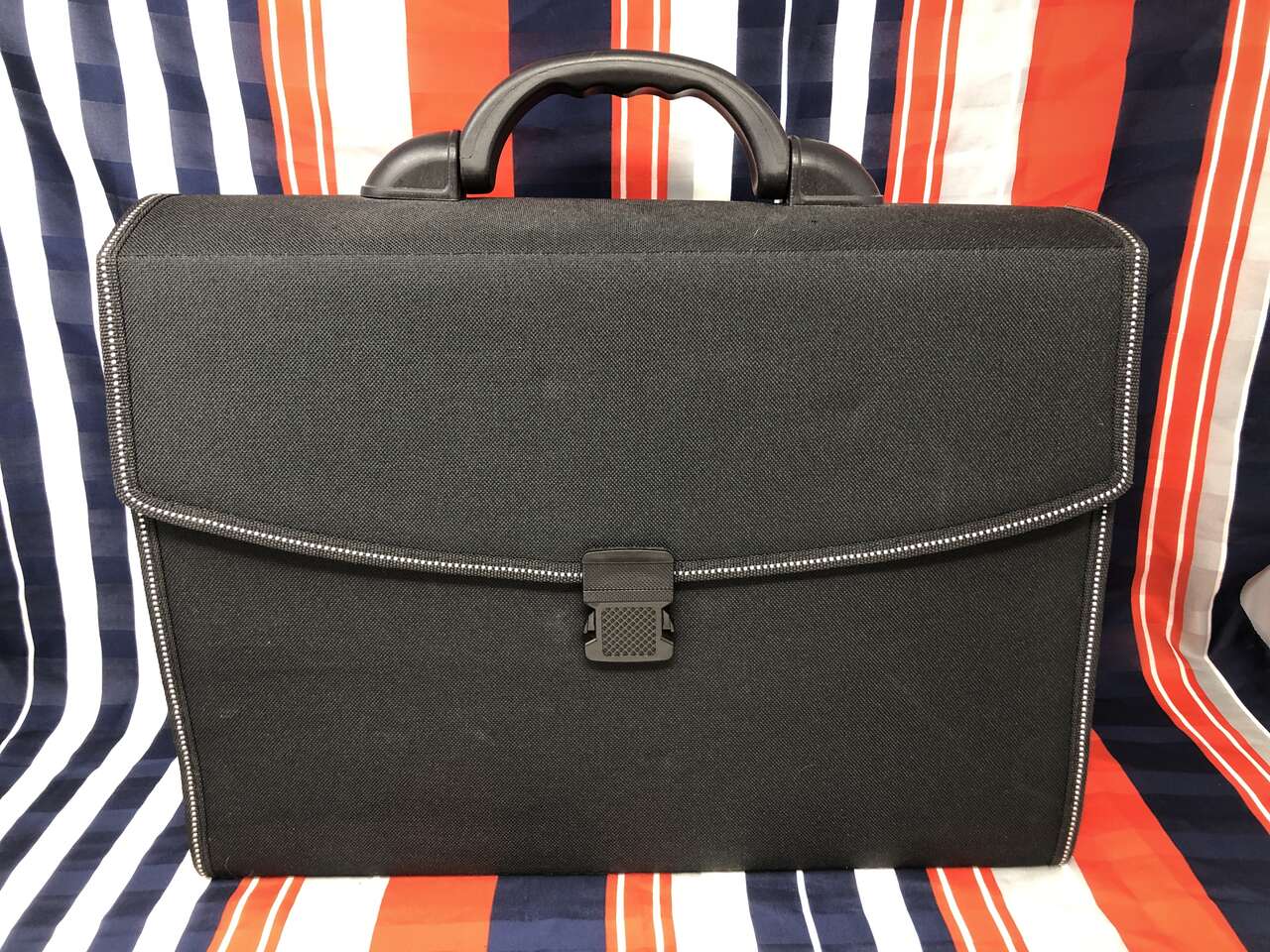 Black 26 Pocket Expandable Folder w/Ergonomic Top Handle