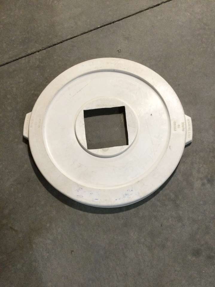 Continental NSF Lid w/ Hole 4 32 Gallon Trash Can