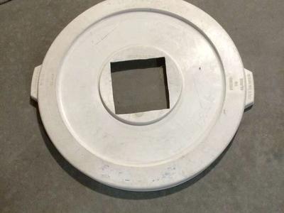 Continental NSF Lid w/ Hole 4 32 Gallon Trash Can