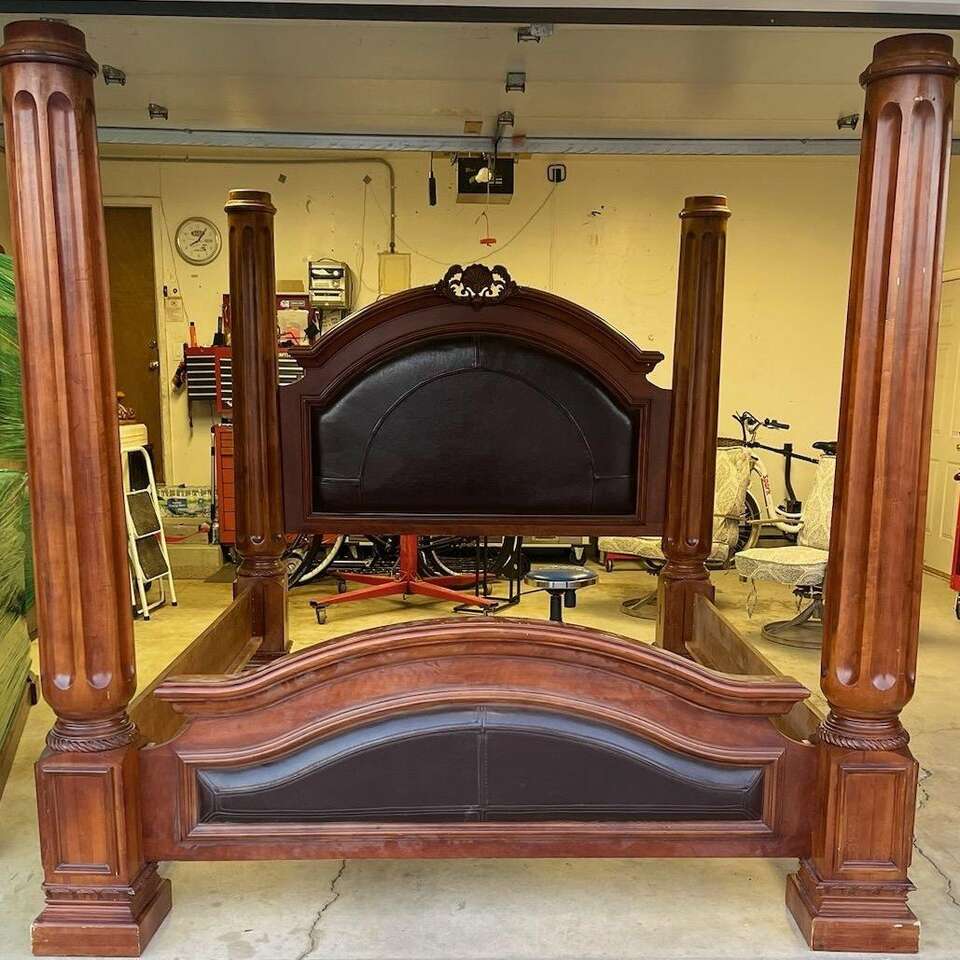 Beautiful Victorian Poster bedframe Furniture