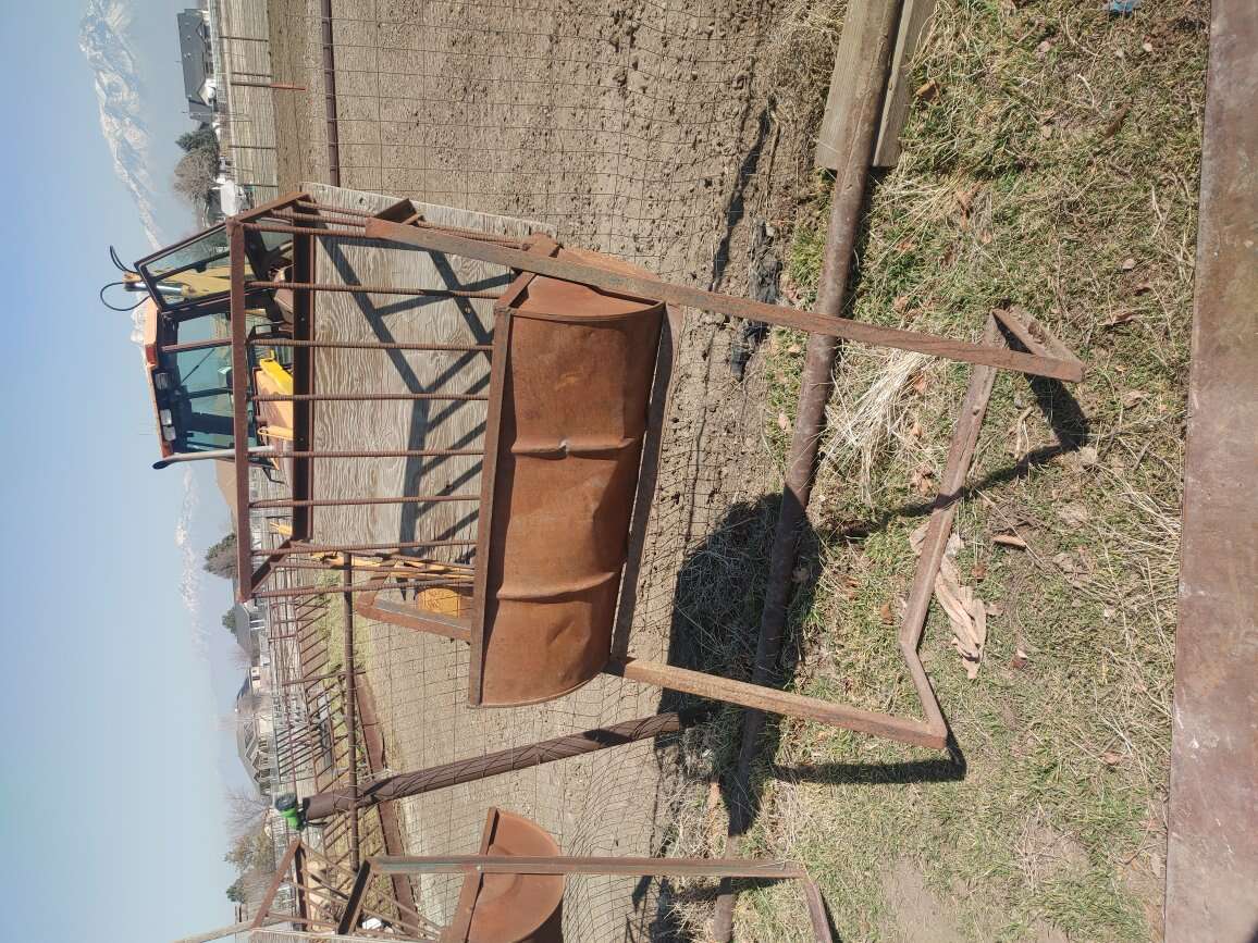 3 Standing horse feeders