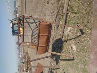 3 Standing horse feeders