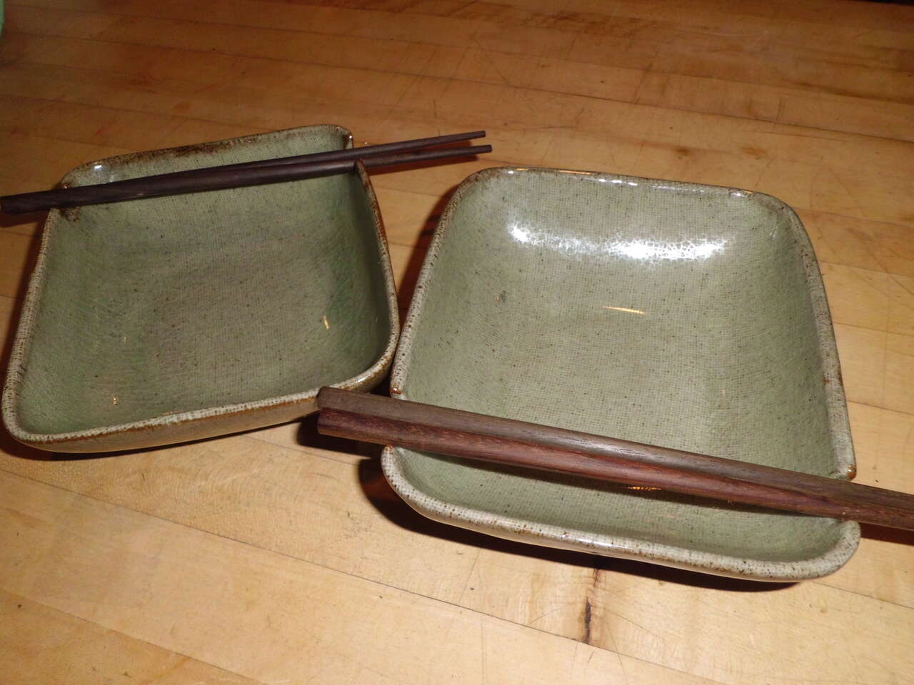 William Sonoma Asian bowls w/2 sets of chopsticks