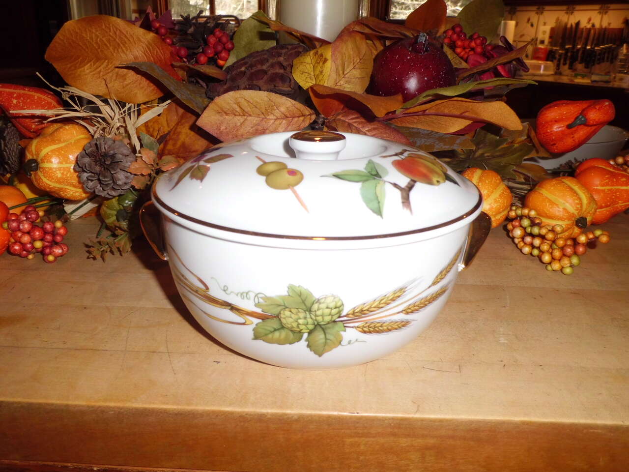 Round Casserole Serving Dish w/Lid - Evansham Gold by Worcester