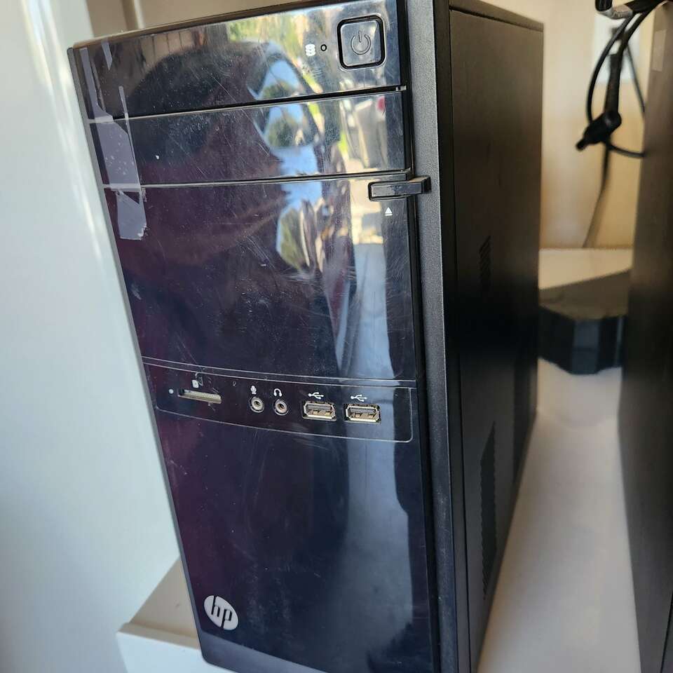 HP desktop computer including wired mouse keyboard