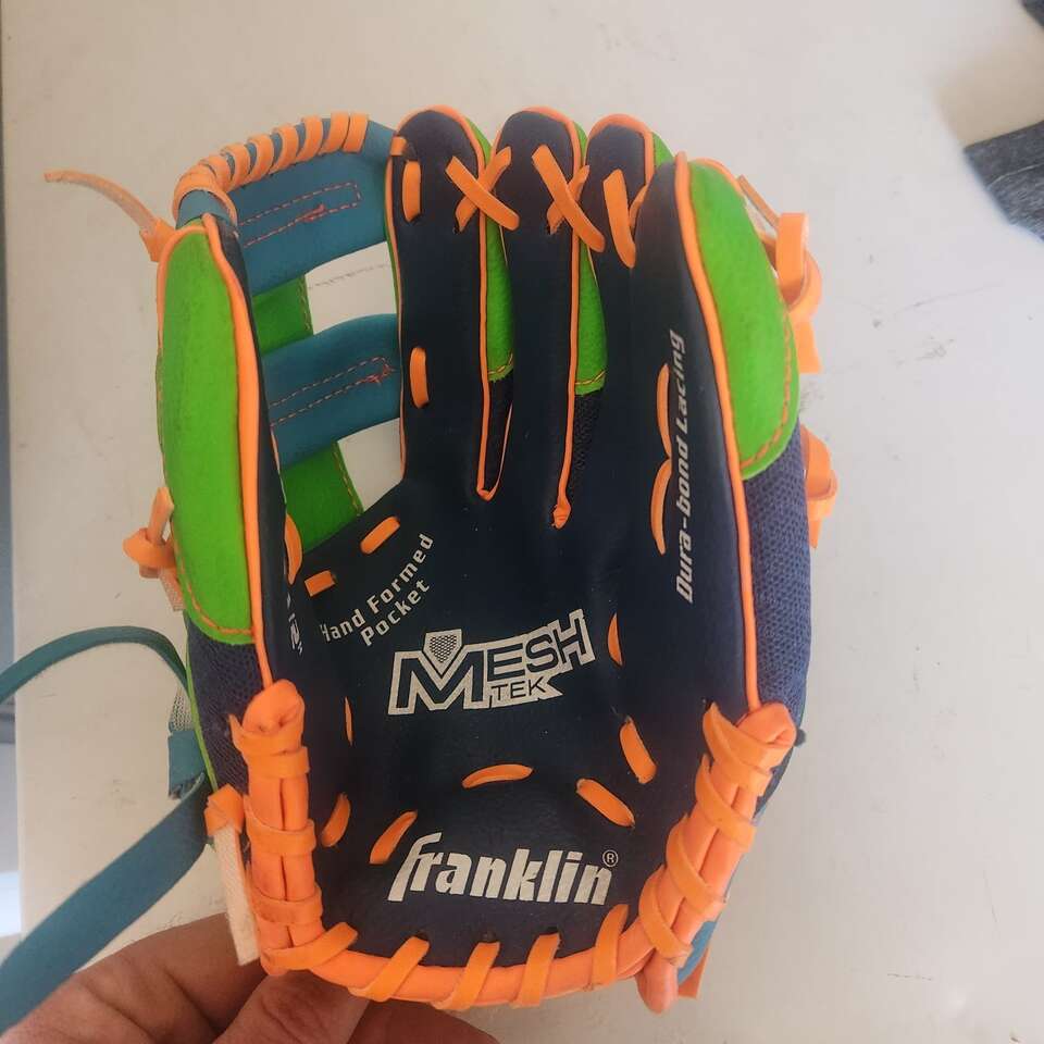 Franklin right hand throw 9 1/2 kid baseball glove