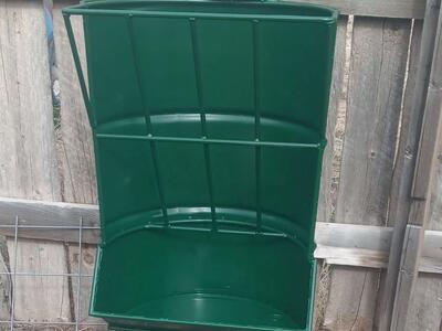 New all steel horse/cattle hanging feeder