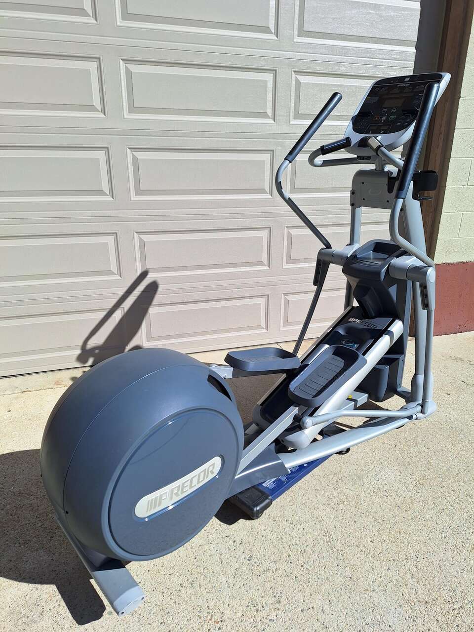 Precor 835 Elliptical Machine