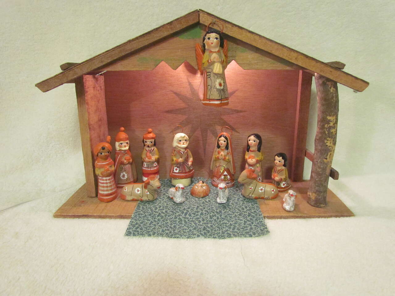 14 Piece Hand Painted Miniature Clay Nativity w/Lighted Wooden Stable Made in Mexico Baby Jesus Mary Joseph Wisemen Sheep Cows