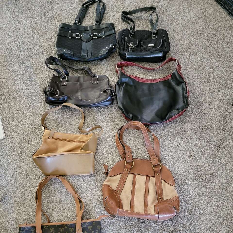 Woman's Purses.