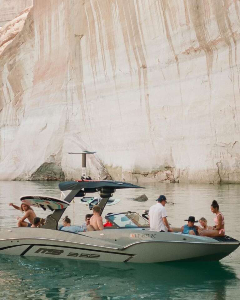 Surf boat for rent - RENTAL