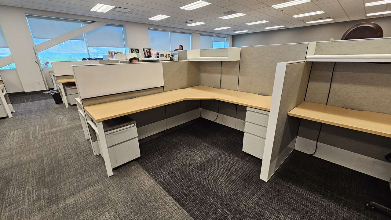Haworth compose | Pre owned Workstation | Cube | Desk 6x6 & 6x7