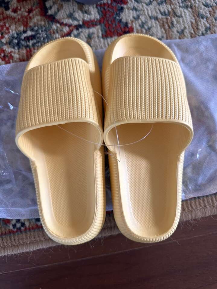 Brand New Cloud Slides Women's Size 6, Comfy