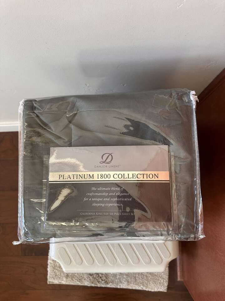 New Cal King Flat Sheet And 4 King Pillow Cases, No fitted sheet