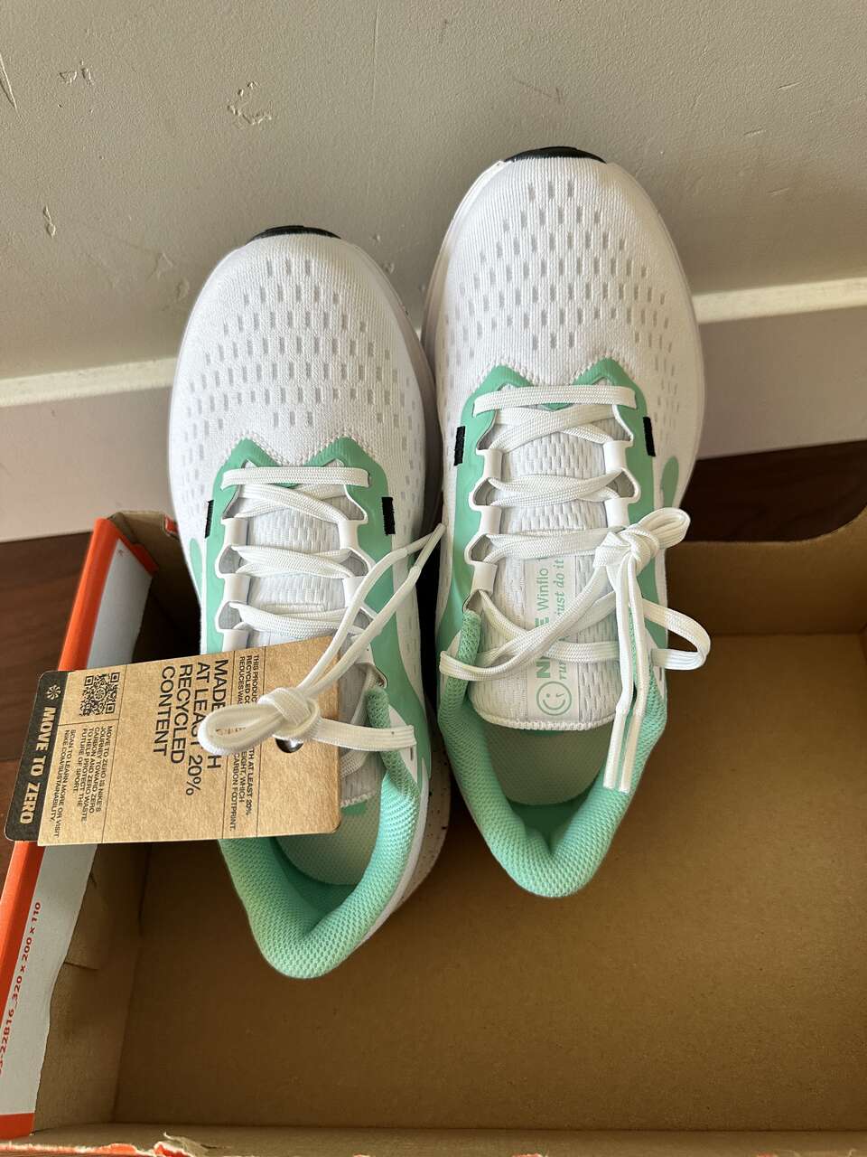 BNWOB Nike Women's Air Winflo 10 White Emerald Rise-Black, Size 6, FN7106