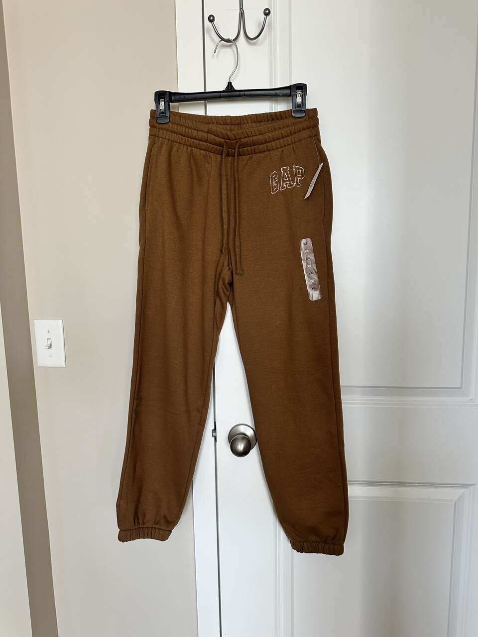 BNWT Gap Men's fleece sweat pants, size XS(Reg), Mustard/brown