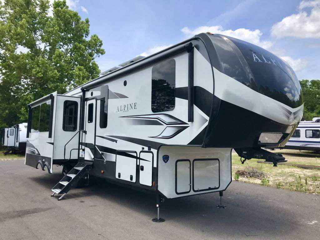 2022 3220RL Alpine 5th wheel