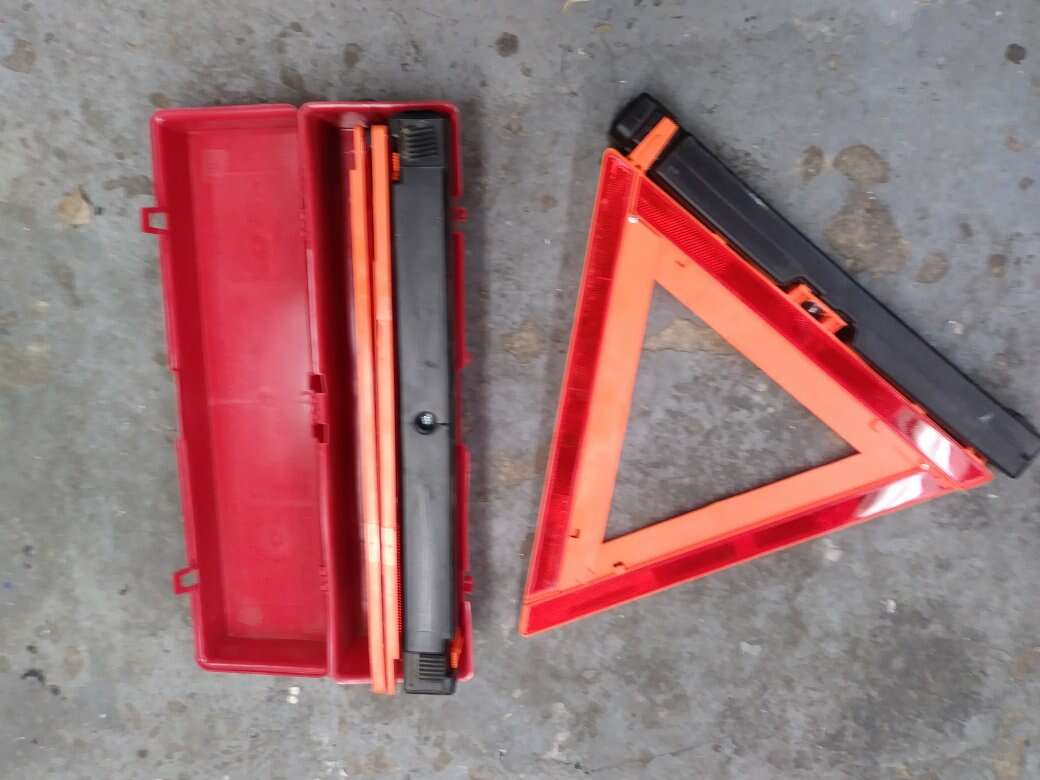 Roadside emergency triangle set