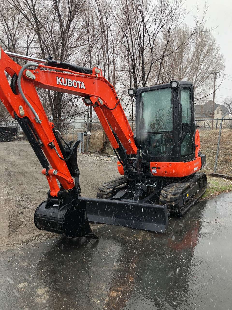 Winter Special! Kubota KX-040 mini excavator for rent. 9500 lbs with thumb