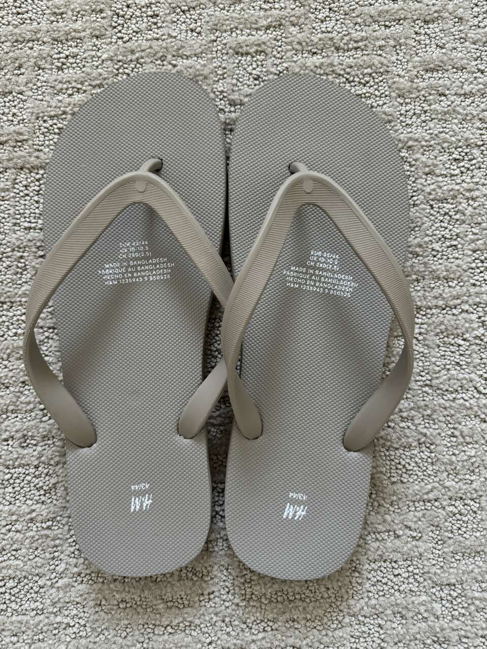 H&M Flip Flops Men size 10/10.5 almost NEW