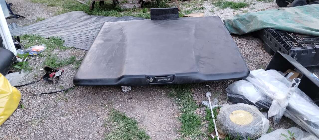 under cover elite #uc1158 2015 to 22 chevy Colorado/cyn- 5 ft bed 12 99 cost 600 $great deal 300$