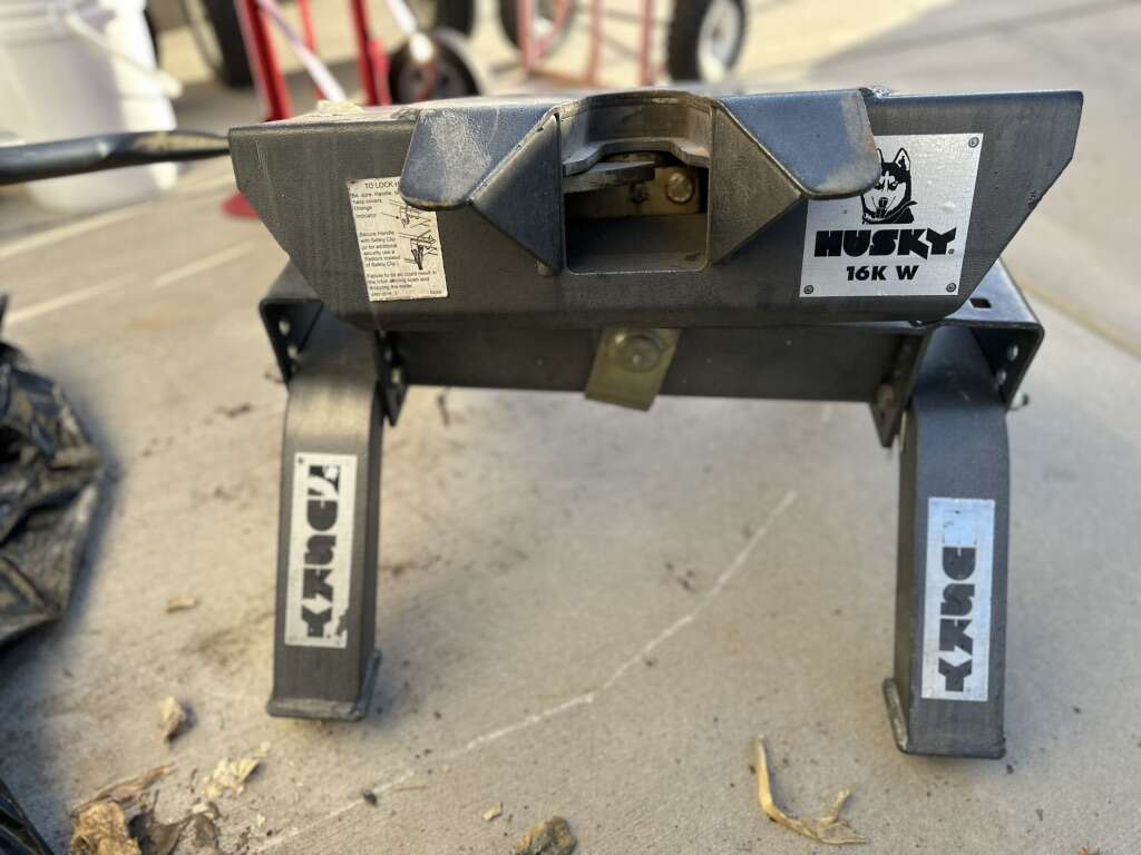 Husky 16K W 5th Wheel Hitch