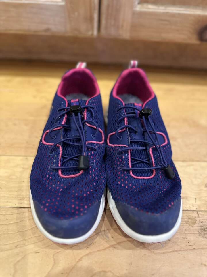 Columbia Youth Size 6 Blue Mesh Water/hiking Shoes